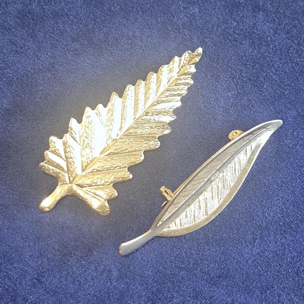 Vintage Pair of Leaf Brooches Goldtone